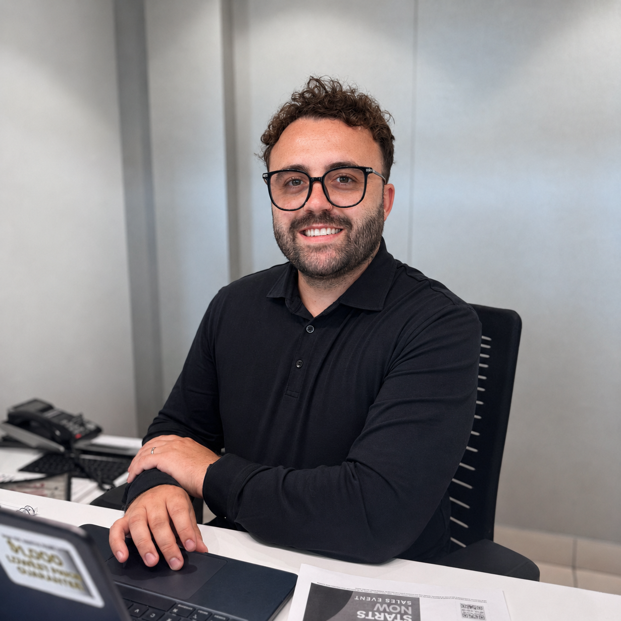 Yannick Tittley devant la concession Surgenor Hyundai